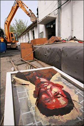 지난 2006년 5월, 철거가 진행중인 대추분교. 창문에 그려넣었던 팽성읍 주민들의 초상화가 깨진채로 바닥에 일그러져 있다.